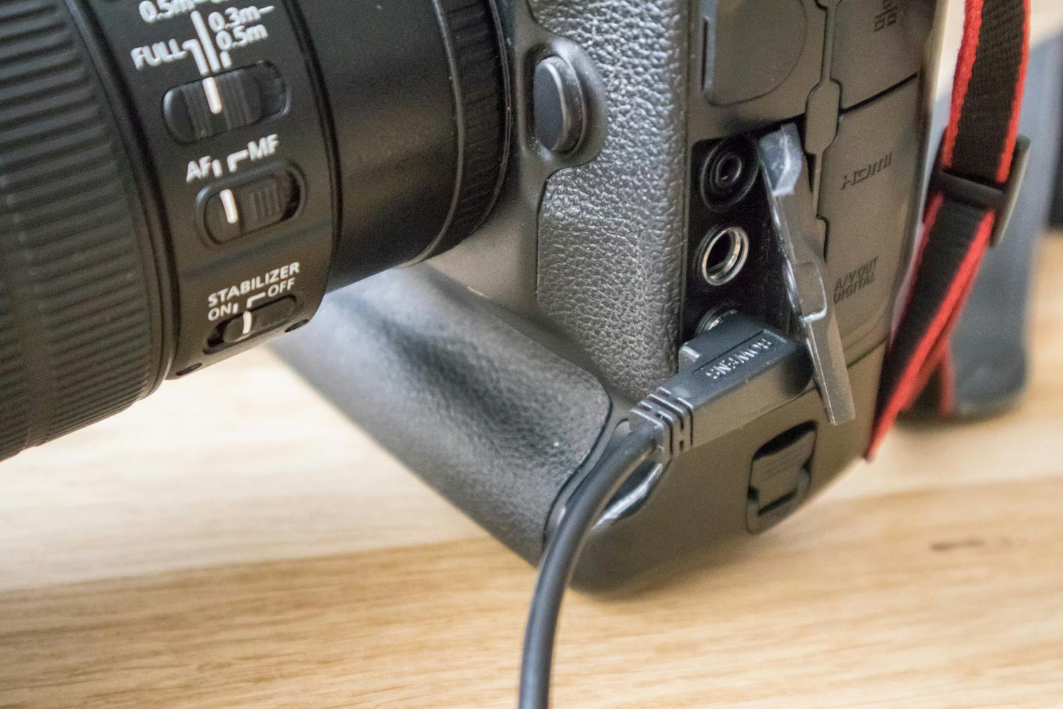 Kontakt for sync-kabel på Canon EOS iD X